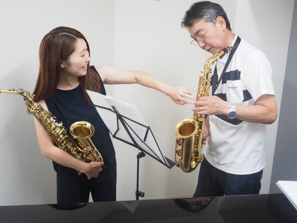 大人のサックスレッスンの様子