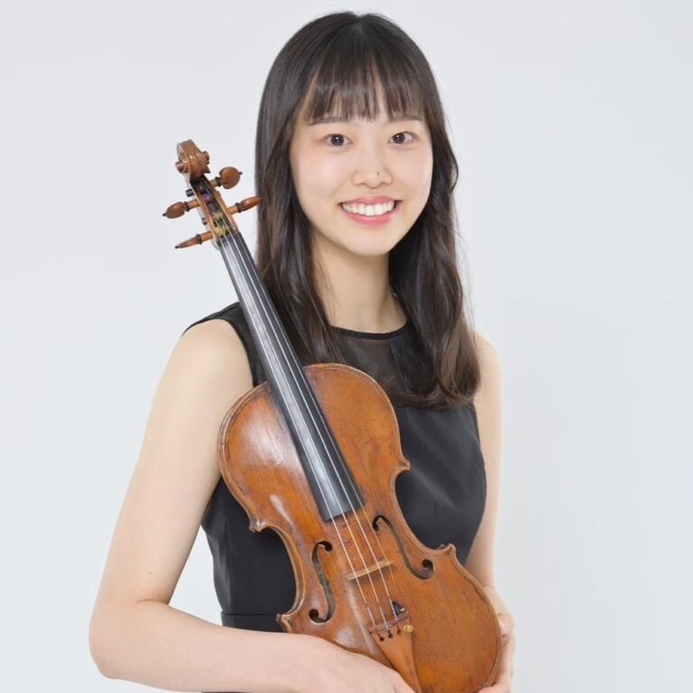 S__77520913のコピー バイオリンと黒服の女性