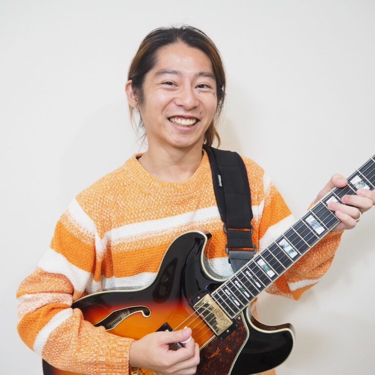 S__25223178のコピー ギターを持つ男性