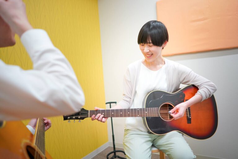 ギターを演奏する女性