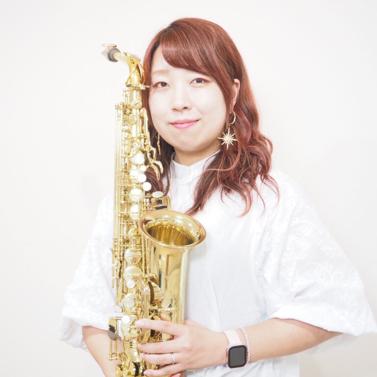 石田愛美 アルトサックスと女性