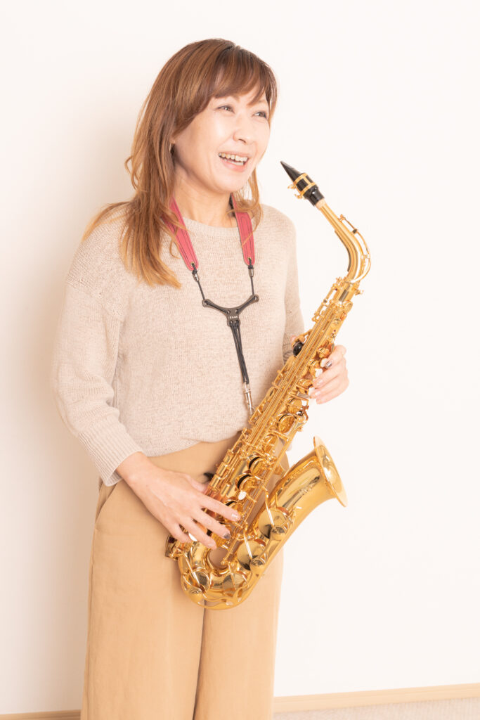 サックスと女性