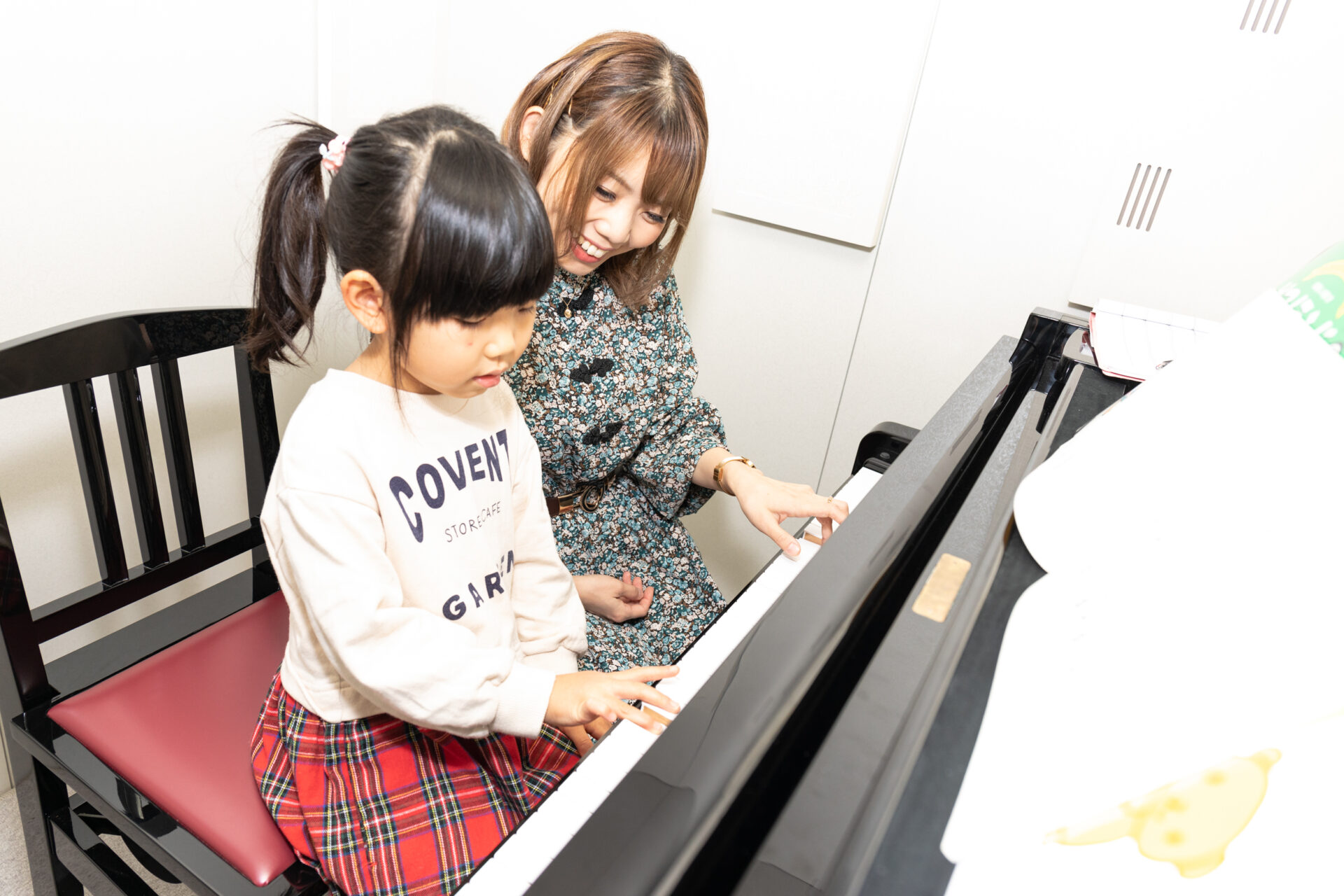 ピアノを演奏する子供
