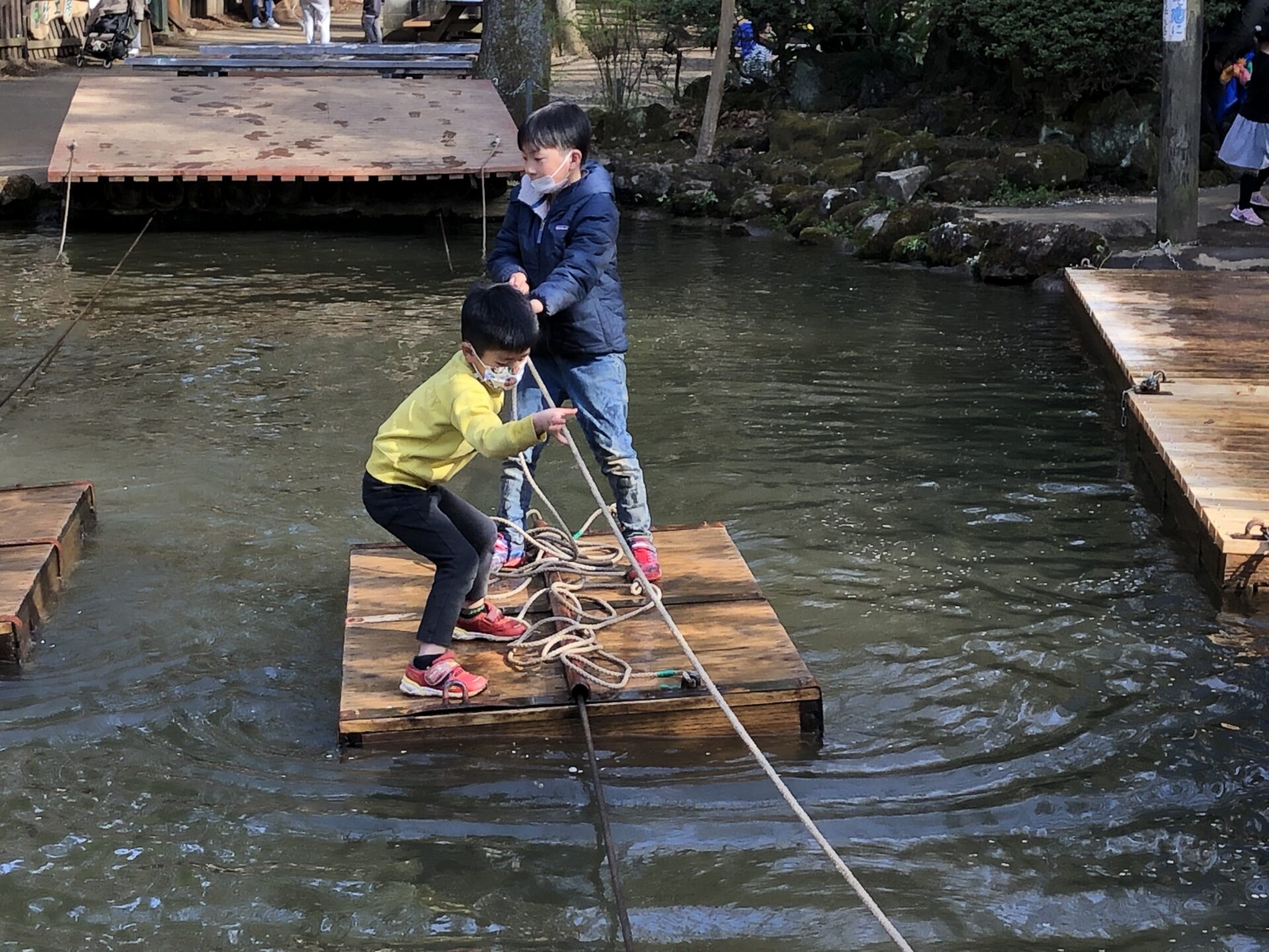 ボートで遊ぶ子供たち