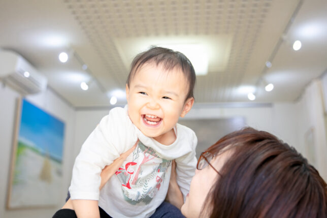 笑う赤ちゃんとママ