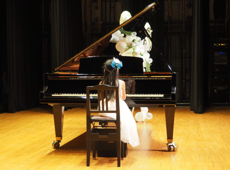 ピアノを弾く女の子の後ろ姿