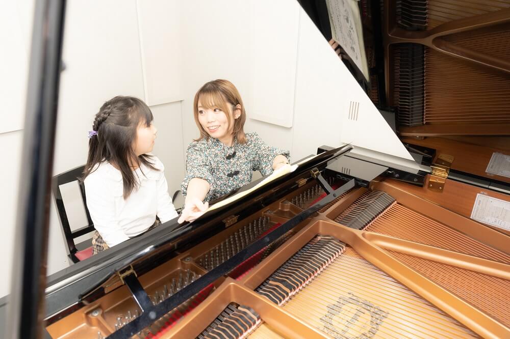 ニコットミュージック瑞江教室のグランドピアノのある部屋でのレッスンの様子。