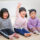 手を上げる3歳の子供たち