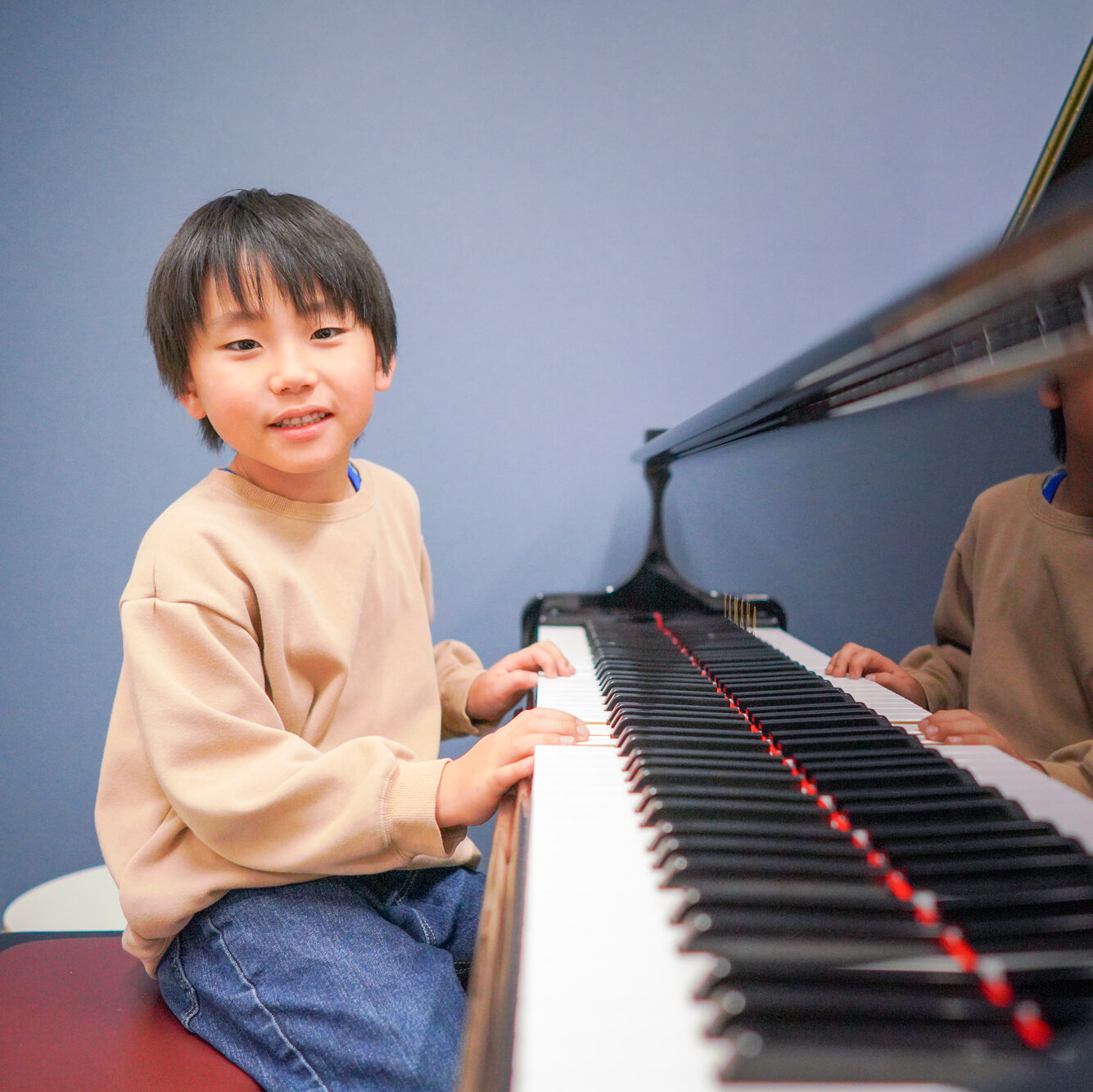ピアノと小学生の男の子