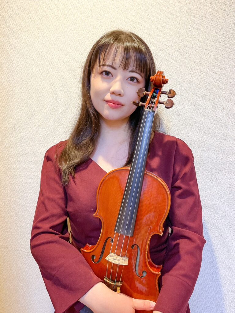 バイオリンを持つエンジ色の服を着た紙の長い女性