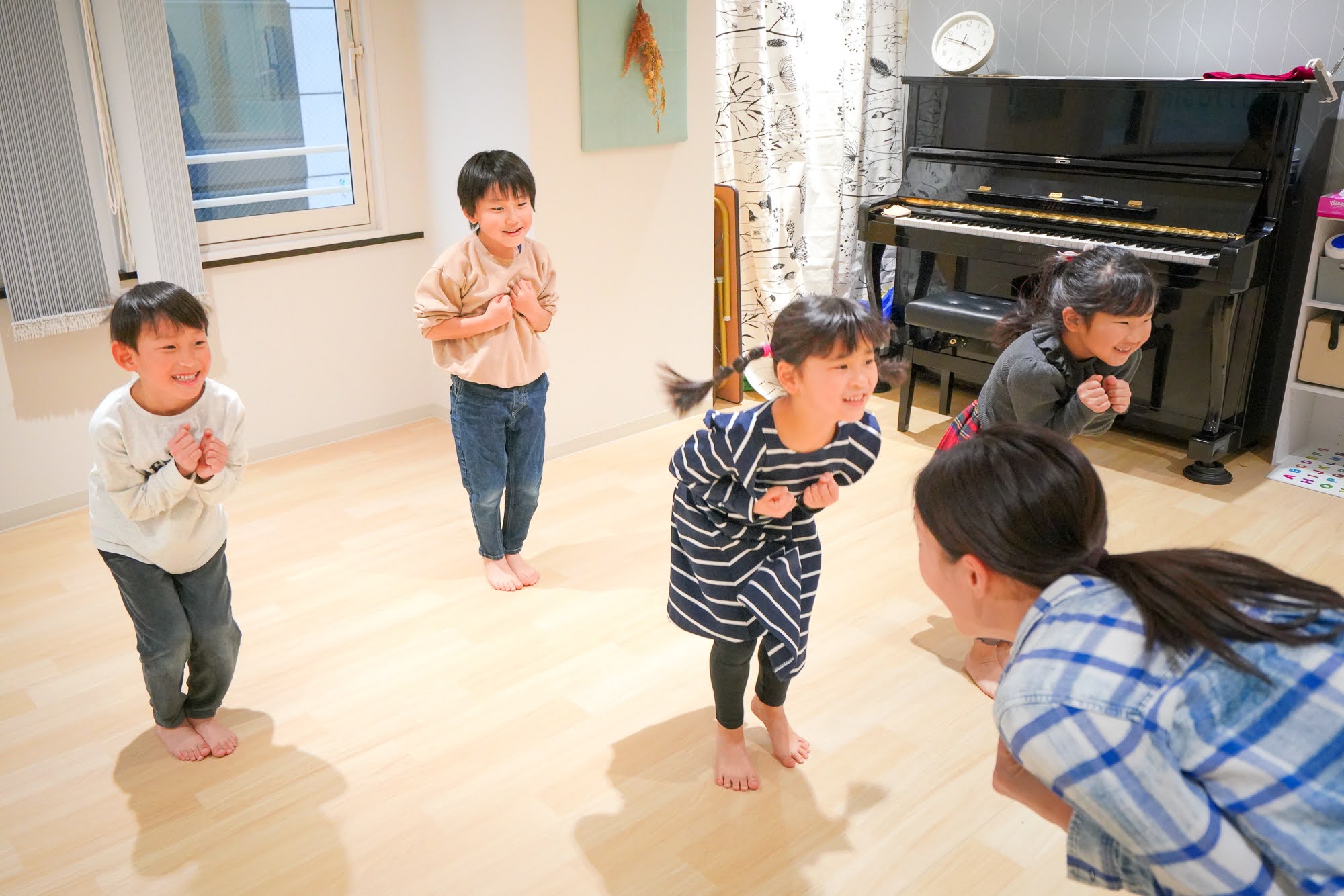 男の子2人と女の子2人のダンスレッスン
