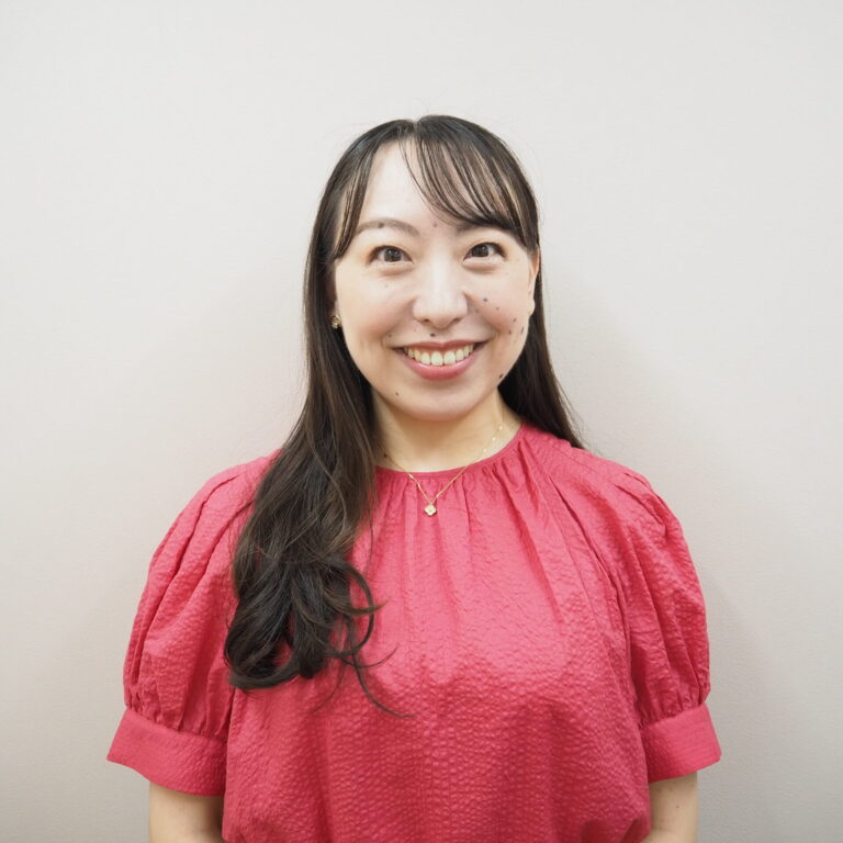 ピンクの服を着た女性