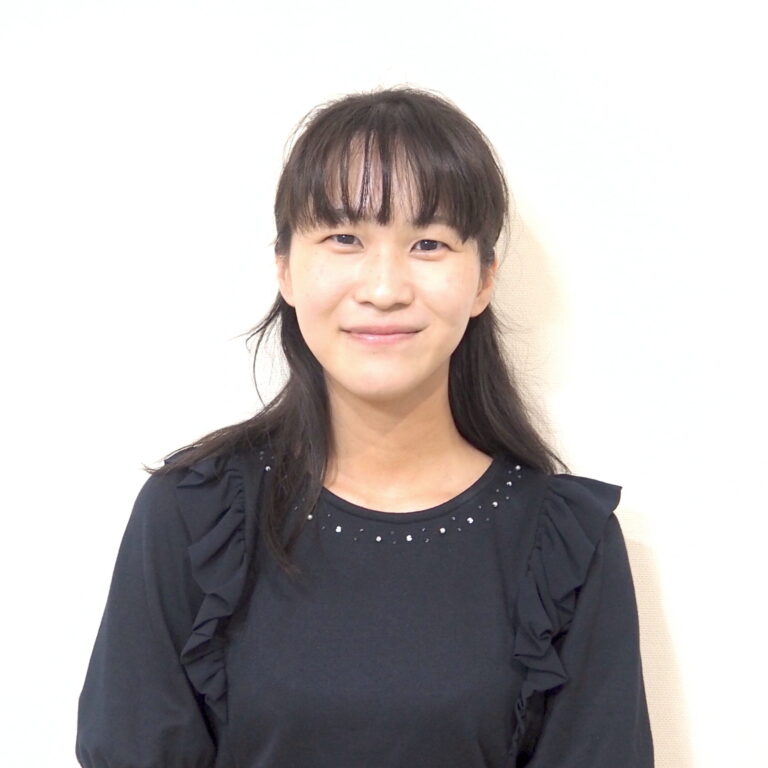 黒い服を着た女性