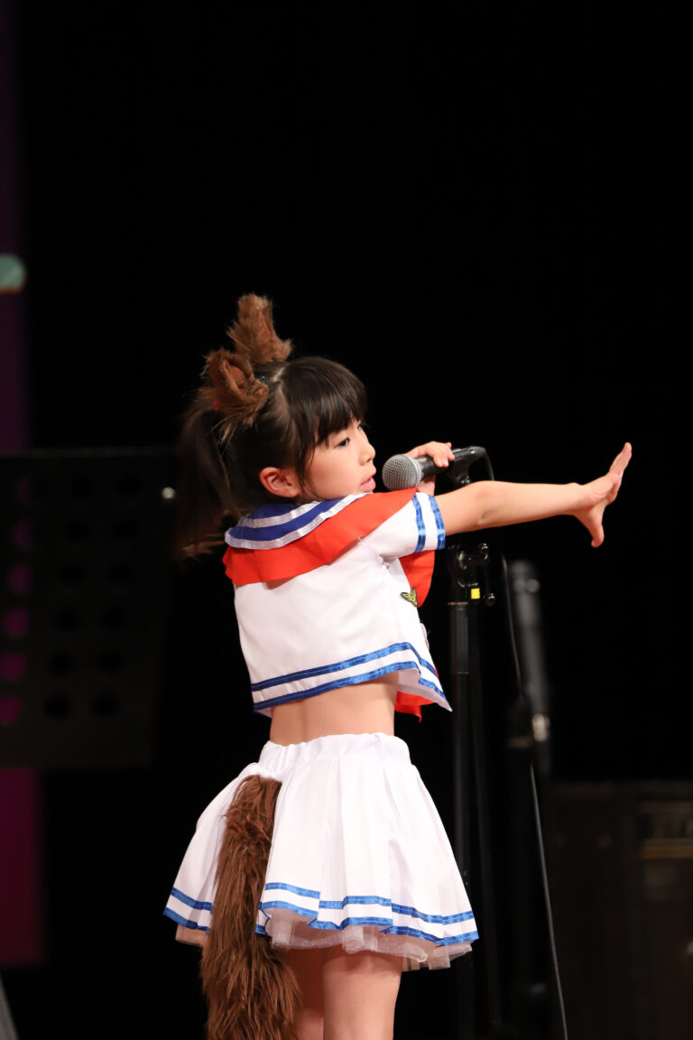 尻尾をつけてコスプレの女の子