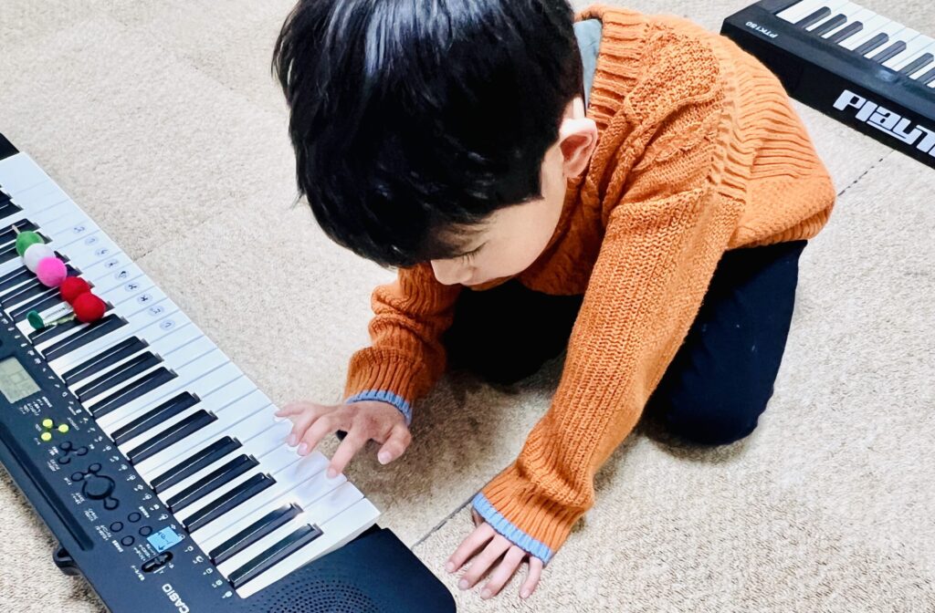 キーボードを弾く男の子