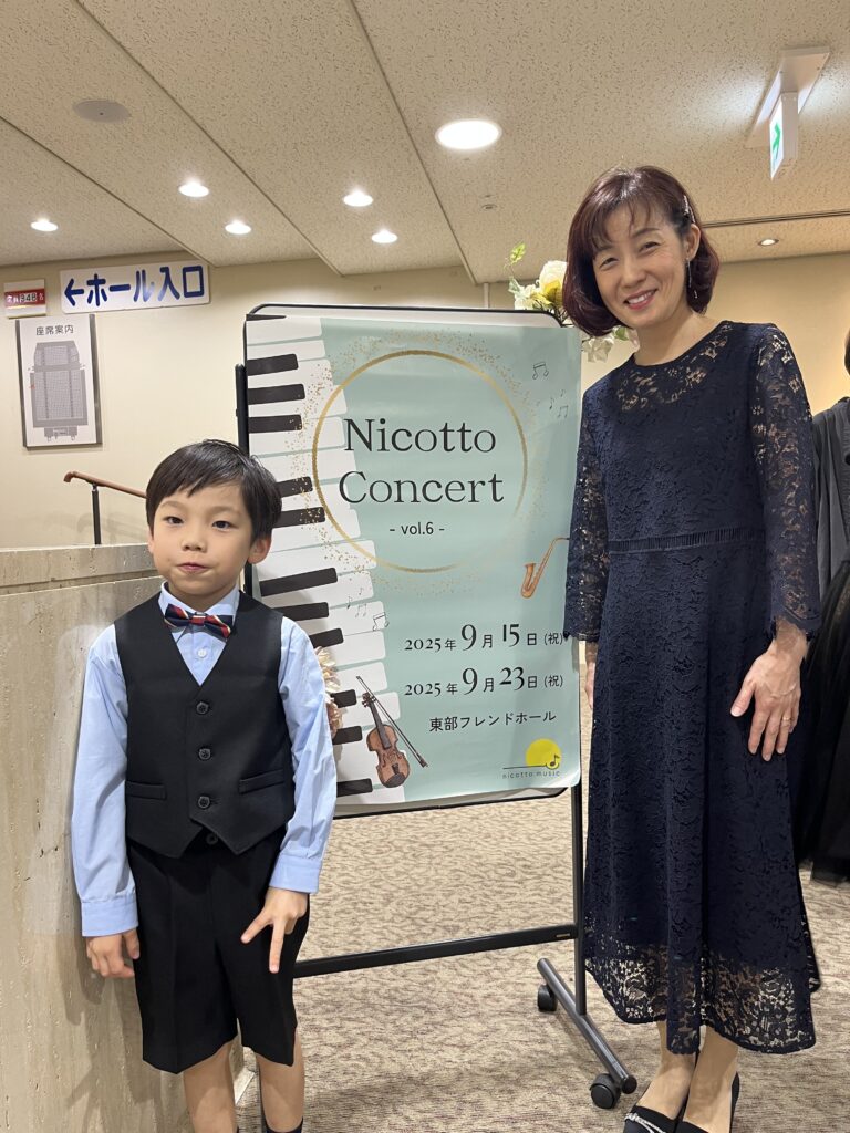 ピアノ講師と男の子の生徒さん