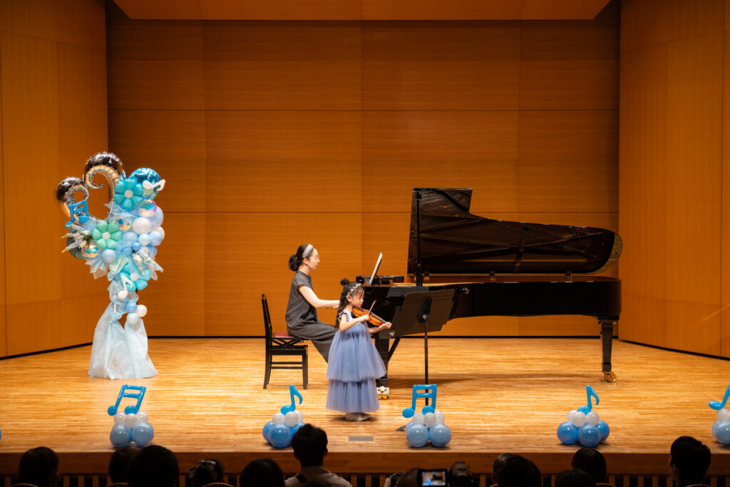 女の子のバイオリン演奏写真