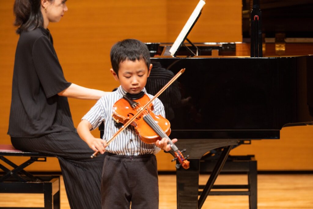 バイオリンを弾く男の子